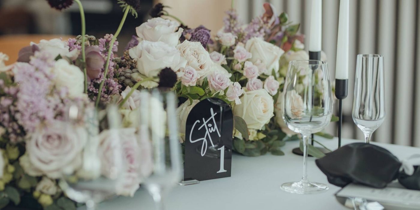 luxusní svatba inspirace svatební tabule s květinovou aplikaci