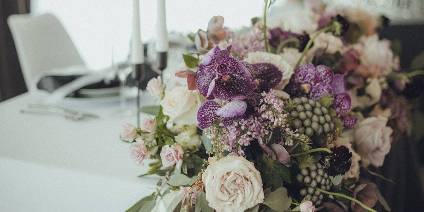 luxusní bohatá květinová výzdoba svatební tabule