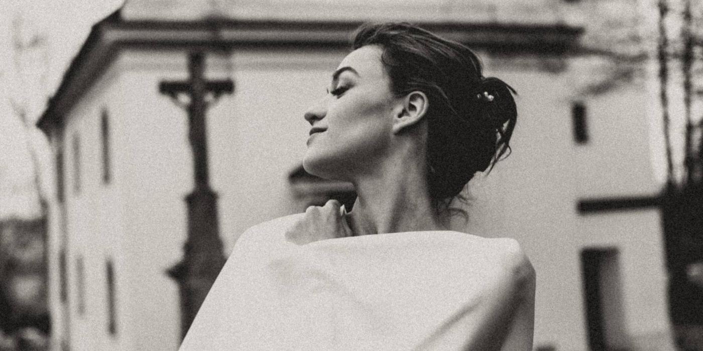 nevěsta zahalená v šatech