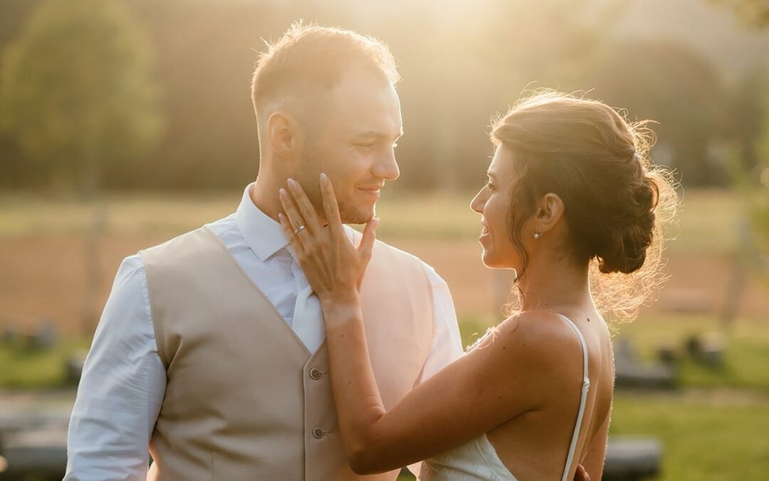 Novomanželé Renča a Nik při západu slunce