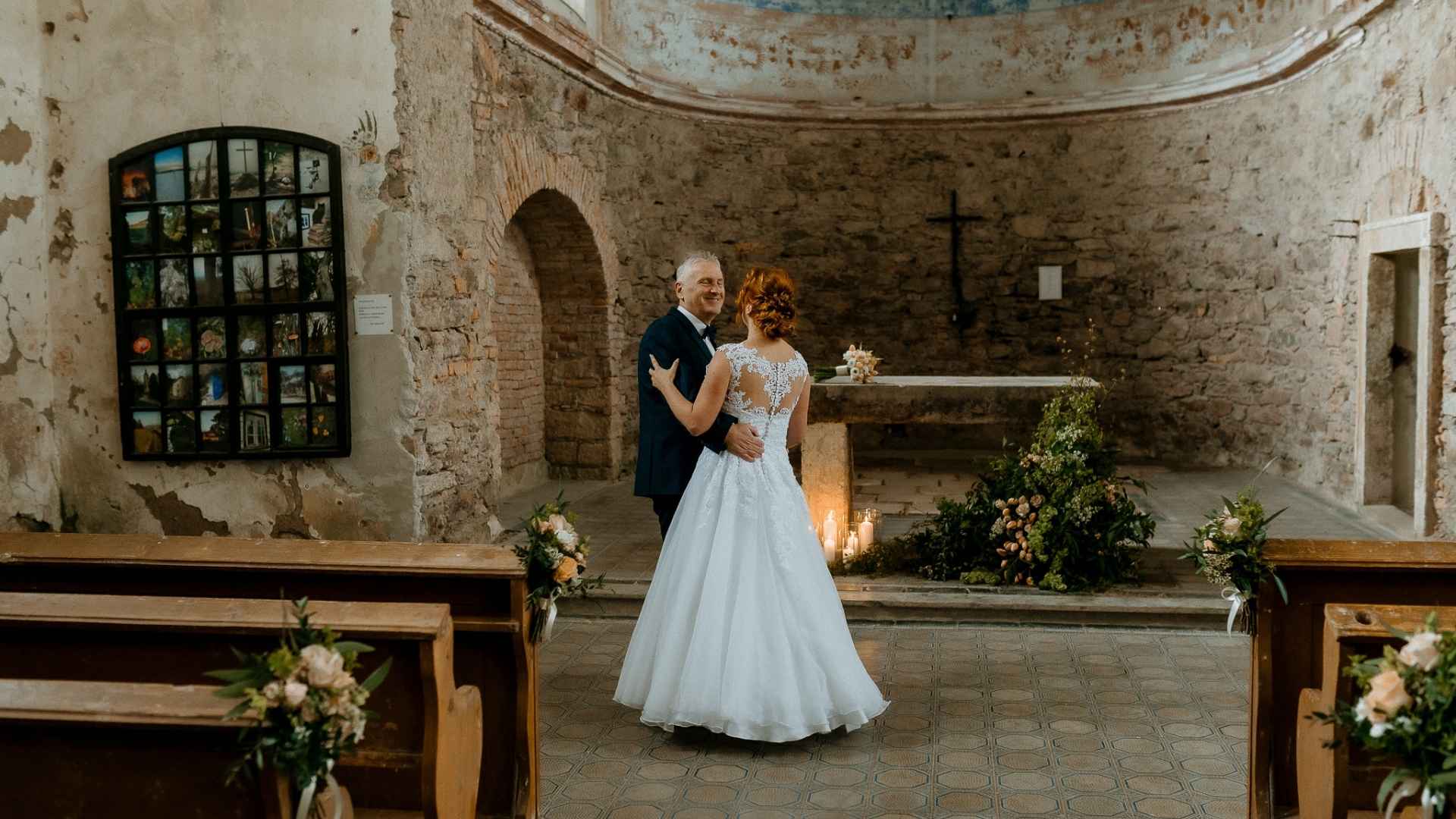 novomanzele v historickem kostele pri prvnim novomanzelskym tanci