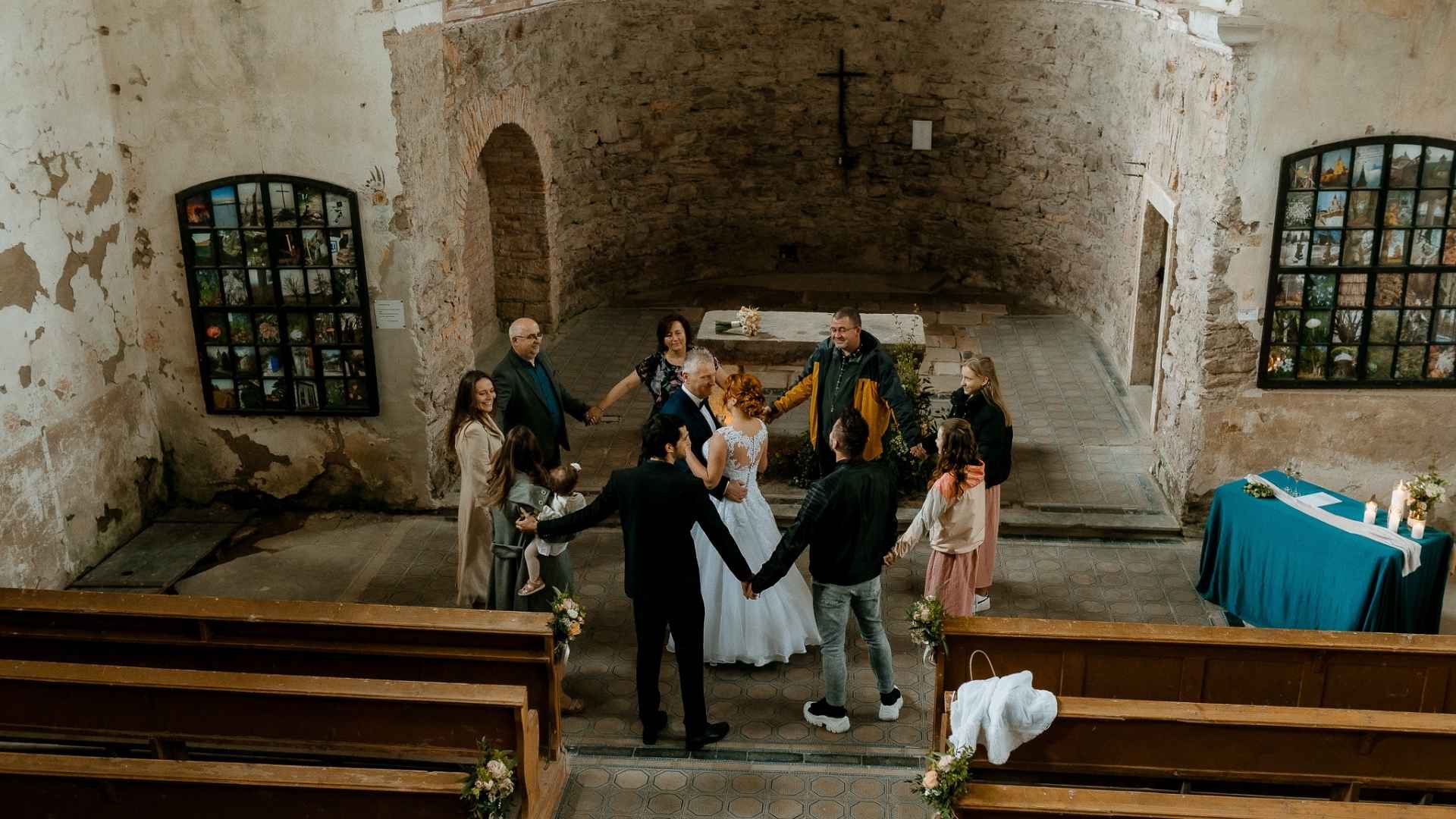 prvni tanec novomanzelu na svatbe v kostele s hosty