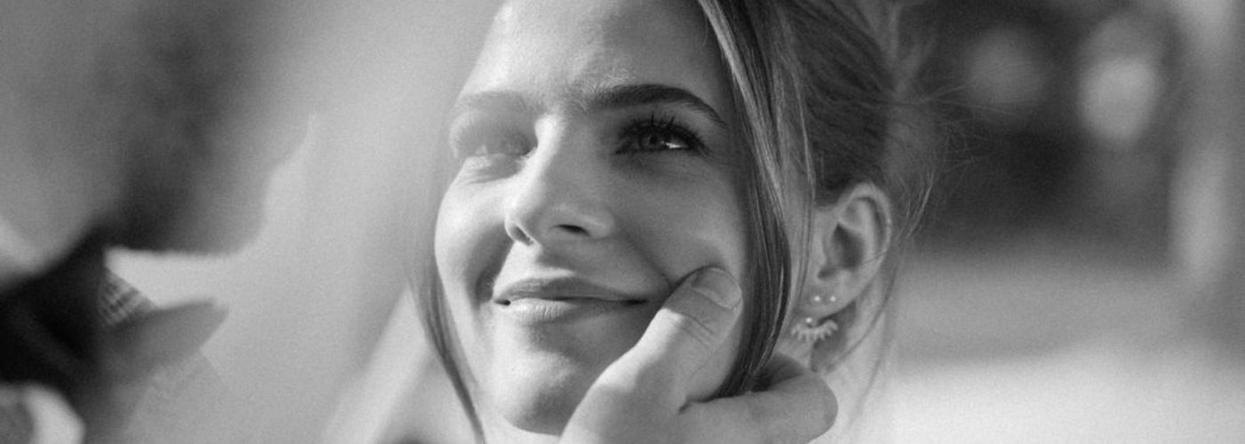 ženich hladící nevěstu po tváři černobílá fotka