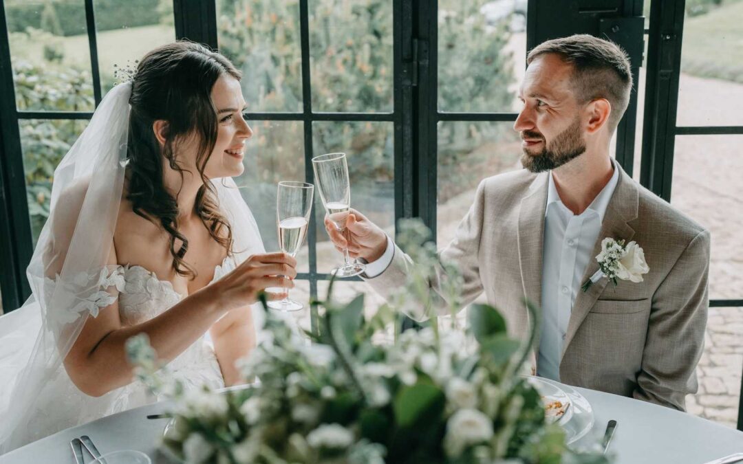 novomanželé připíjející si na jejich společný život