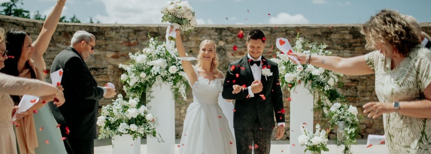 Nevěsta se ženichem odcházející uličkou