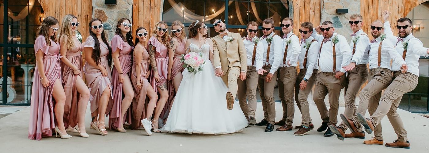 společná fotka novomanželů a jejich družby béžovo růžová