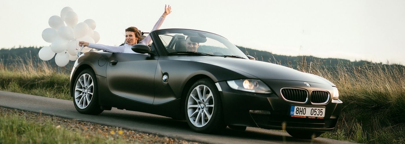 novomanželé jedou v bmw po svatbě
