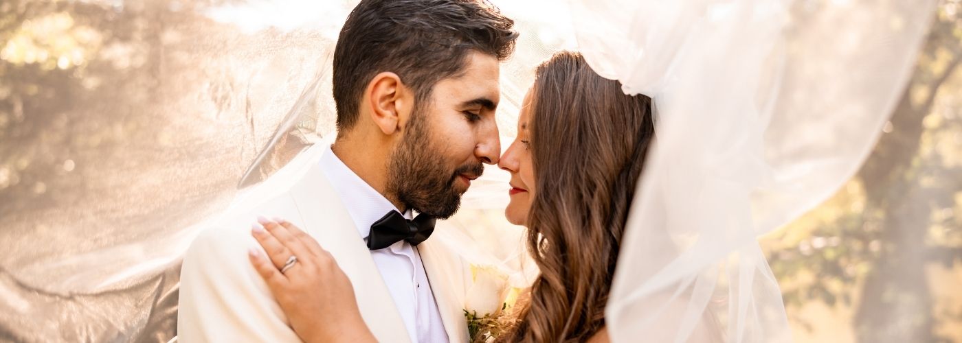 novomanželské portrétové focení - oba zahaleni v závoji