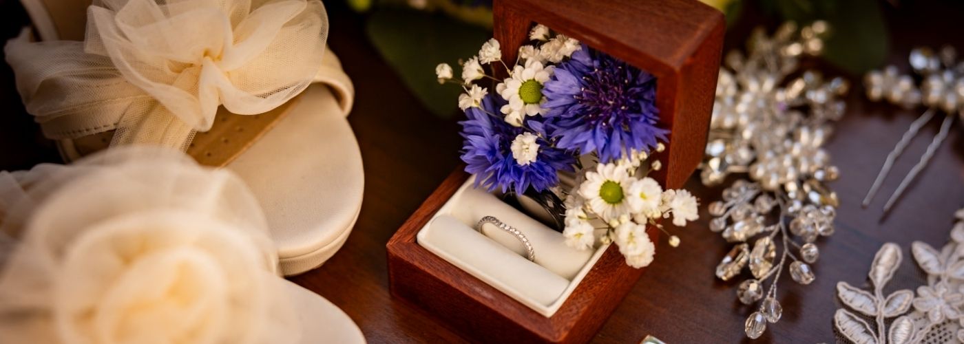 prstýnky připravené k obřadu v krabičce