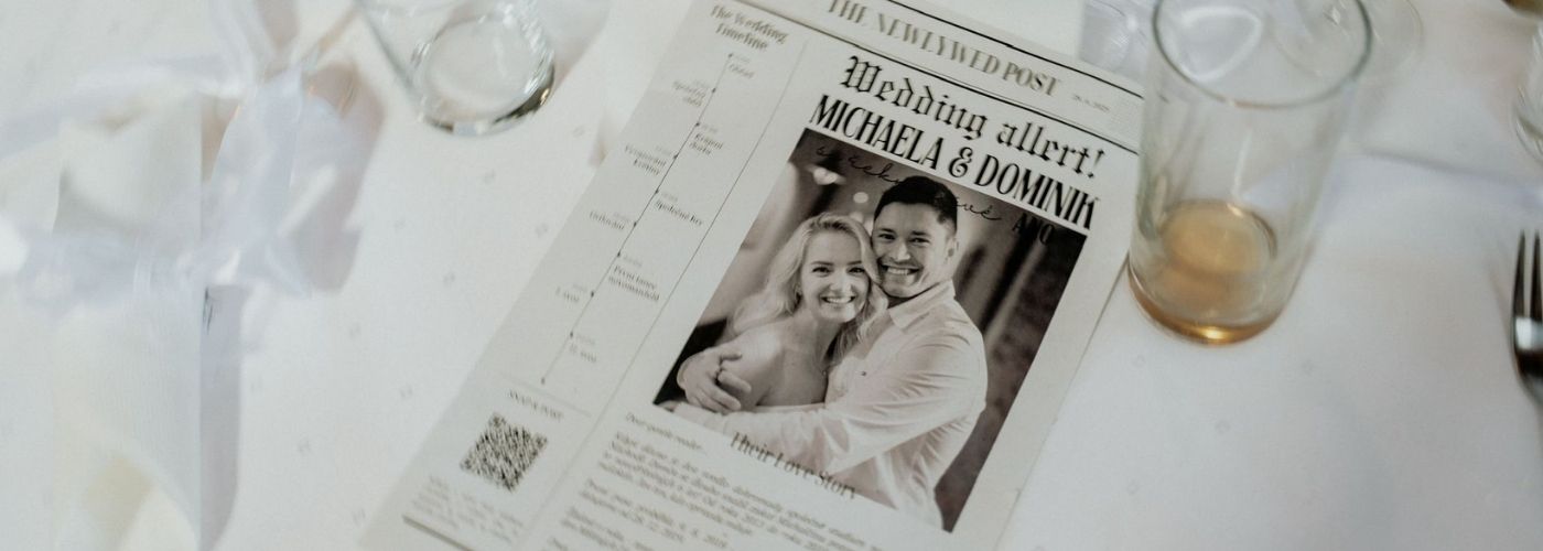 svatební noviny ležící na stole