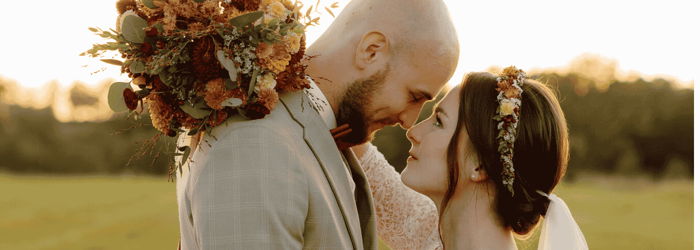 Zamilovaná svatební pár při portrétovém focení při západu slunce